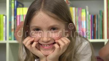 4K图书馆旁的儿童肖像放松、欢笑、女孩笑脸